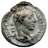 Münzen hinterließen die Römer in Augsburg zu Tausenden. Auf dem silbernen Denar ist Kaiser Severus Alexander (er regierte von 222 bis 235) abgebildet.