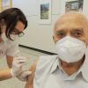 Gelassen nimmt der 100-jährige Heinz Becker die Spritze mit dem Biontech-Impfstoff von BRK-Helferin Sabrina Blank entgegen. 	