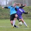 Nicht zu stoppen war Anhausens Isabella Schalck (links), die beim 6:0 gegen den TSV Dinkelscherben drei Treffer erzielte. Hier versucht es Jessica Gruber. 	