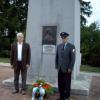 Gernot Keller (links) und Roland Wagner, Adjutant des Bürgermeisters von Lutzelbourg/Lothringen, legten an der Gedenkstätte im französischen Soldatenfriedhof Saarburg eine Blumenschale zu Ehren der gefallenen französischen Soldaten nieder. 
