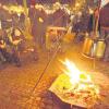 Am Feuer sitzen und eine deftige Gulaschsuppe genießen, das ist eines der lukullischen Angebote des Wehringer Weihnachtsmarktes. 