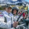 Wolfgang Dürheimer, hier mit seiner Ehefrau Gabi, schätzt auch ältere Fahrzeuge. Unser Bild zeigt ihn am Rande einer Oldtimer-Veranstaltung am Jochenpass zwischen Bad Hindelang und Oberjoch. 