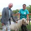 Heinz Paula und Paula Schöbel mit einem der neuen Shetland-Ponys.