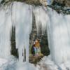 Meterlange Eiszapfen hängen tauend an einem Wasserfall. Der Wasserfall in Langenfeld ist mit etwa 15 Metern Fallhöhe der höchste natürliche Wasserfall in Niedersachsen. 