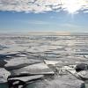 Das Eis in der Arktis schmilzt und der Meeresspiegel steigt.