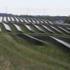 Seit rund zehn Jahren wird im Wittelsbacher Land mehr Strom regenerativ erzeugt als verbraucht. Das Bild zeigt den Solarpark an der Autobahn A8, der in Fahrtrichtung Stuttgart kurz vor der Ausfahrt Dasing zu sehen ist. Im Hintergrund drei der Windräder im Blumenthaler Forst.