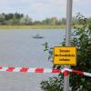 Das Gesundheitsamt hat für den Mandichosee in Merching ein Badeverbot verhängt. Auf dem See ist auch nichts los, nur ein Fischer zieht einsam seine Runden. 	