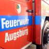 Bei einem Brand in Augsburg musste die Feuerwehr acht Personen aus einem Haus bringen.