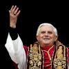 Ein Bayer als Papst: Benedikt XVI. – mit bürgerlichem Namen Joseph Ratzinger – im Jahr 2005 auf dem Balkon des Petersdoms.