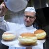 Georg Schneider von der Bäckerei Schneider aus Neusäß versorgt Kundinnen und Kunden mit leckeren Krapfen. 