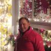 Der leidenschaftliche Sammler Karl-Heinz Bader, hier in seiner Werkstatt in Kemnat, hat drei Weihnachtsfenster in Kemnat, Offingen und Günzburg mit Objekten aus seiner Sammlung gestaltet.