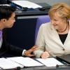 Bundeskanzlerin Merkel (CDU) im Gespräch mit FDP-Chef Philipp Rösler. Foto: Kay Nietfeld/Archiv dpa
