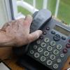 Viele Ältere freuen sich, wenn das Telefon klingelt und sie mit jemanden sprechen können - Betrüger nutzen das allerdings immer wieder aus.