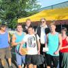 Für seinen Sieg beim Streetball-Turnier in Vöhringen in der Klasse UE 20 wurde der Neu-Ulmer Balkan-Express von Bürgermeister Karl Janson (mit Sonnenbrille) geehrt. 