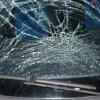 Eine Eisplatte hat die Scheibe eines Autos stark beschädigt.