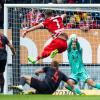Bayerns Torwart Manuel Neuer (r) wehrt einen Schuss von Augsburgs Florian Niederlechner (2.v.r) ab.