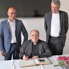 Bischof Bertram hob bei seinem Eintrag ins Goldene Buch der Gemeinde das gute Einvernehmen von Kommune und Kirche hervor. Bürgermeister Erwin Gerstlacher (links) und Pfarrer Anton Brandstetter können dies nur bestätigen.
