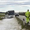 Auf den Straßen im Landkreis Landsberg hat es zahlreiche Unfälle auf winterlichen Fahrbahnen gegeben.  Zwischen Prittriching und Egling rutschte beispielsweise ein Bus in den Graben.