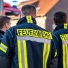 Feuerwehrleute stehen zusammen, um den Einsatz zu besprechen.