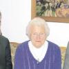 Zum 90. Geburtstag von Viktoria Weixler gratulierten auch Bürgermeister Gerhard Brosch (links) und sein Stellvertreter Hans-Peter Mayer (rechts). 