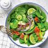 Lesen Sie hier im Rezept, wie Sie einen Low-Carb-Salat mit Lachs zubereiten.