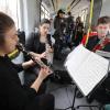 Das Trio LaLiLu trat beim Mozartfeschtle 2017 in Straßenbahnen auf. Im Publikum waren Menschen, die extra deswegen zugestiegen sind – und ganz normale Fahrgäste.