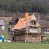 Arbeiter rüsten das neu erworbene Landwohnhaus aus Abtsbessingen ein, das zu den Neuzugängen des Museumsdorfs Hohenfelden gehört.