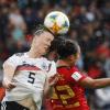 Kopfballduell zwischen Deutschlands Marina Hegering (l.) und der Spanierin Nahikari Garcia. Die Nationalspielerin nimmt eine wichtige Rolle im deutschen Team ein.