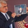 Der Abgeordnete Ömer Faruk Gergerlioglu zeigt ein Foto des im Gefängnis gestorbenen Polizisten Kabakcioglu.