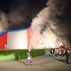 Feuerwehrmänner löschen den Brand in einer Halle. In dem Freizeitcenter ist in der Nacht zum Montag ein Brand ausgebrochen.