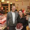 Florian und Tanja Schweiger verkaufen Fleisch und Wurst von ihren Bullen und Lebensmittel von Landwirten aus der Umgebung in ihrem Hofladen in Göggingen.