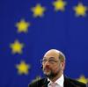 Martin Schulz vor der Europa-Flagge. SPD-Politiker haben den Ex-Vorsitzenden der Partei als Spitzenkandidaten für die Europawahl ins Spiel gebracht.