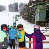 Ein Bild aus vergangenen Zeiten zeugt vom Spaß am Skilift in Ronsberg, den nicht nur diese Grundschüler hatten. Dieses Jahr war der Lift wegen des Lockdowns noch nicht in Betrieb. 	