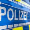 Im Univiertel in Augsburg hat eine unbekannte Autofahrerin Fahrerflucht begangen, nachdem sie in den BMW einer 27-Jährigen gekracht war.