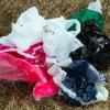 Weggeworfene Plastiktüten haben sich in einem Zaun verfangen. Entwicklungsminister Gerd Müller forderte ein sofortiges Verbot der Plastiktüten.