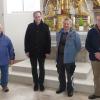 Freuen sich über die gelungene Restaurierung (von links): Chronist Anton Frei, Pfarrer Martin Skalitzky, Josef Vogel und Mesner Franz Bertelmann. 