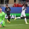 Frankfurts Torwart Kevin Trapp (l) reagiert nach Tor durch Alaba zum 1:0 für Real. Rechts jubelt Madrids Vinicius Junior.