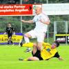 Neuzugang Sven Kresin (weißes Trikot) gab gegen Gersthofen sein Debüt im TSV-Trikot. Foto: Julian Leitenstorfer