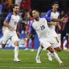 Clint Dempsey (M/28) jubelt nach seinem Tor für die USA zum 2:0 Endstand gegen Costa Rica.