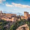 Die Alhambra thront auf einer Anhöhe über Granada.  