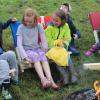Spaß am Lagerfeuer haben diese Kinder auf ihren selbst gefertigten Schwedenstühlen.  

