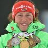 Laura Dahlmeier, hier mit ihren Medaillen von der Biathlon-WM, tritt in Östersund/Schweden an.