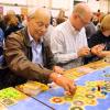 Klaus Teuber (l) auf der Messe "Spiel'15" bei einem Weltrekordversuch mit über 1000 Spielerinnen und Spielern.