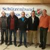 Gausportleiter Bernhard Fendt (rechts) gratuliert den Gausiegern mit Perkussionswaffen: Helmut Klein, Raimund Ditz, Marc Lachenmayer, Reiner Egner. 	