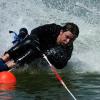 Andrea Szabadi-Heine aus Eisenharz im Allgäu, querschnittsgelähmte Sportlerin und Outdoor-Trainerin, hier beim Wasserski. Bild: Martin Heine