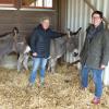 Ulrike Heigenmooser (links) und Sandra Sailer betreiben den Paulihof im Kühbacher Ortsteil Unterbernbach, eine tiergestützte, therapeutische Einrichtung. Dazu gehören auch die beiden Esel. 
