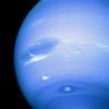 Neptun ist von der Sonne aus gesehen mit einer Entfernung von durchschnittlich 4,5 Milliarden Kilometern der achte und äußerste Planet im Sonnensystem. Die oberen Schichten bestehen vor allem aus Wasserstoff und Helium.  Am Äquator beträgt der Durchmesser 49.528 Kilometer. Neptun braucht 167,79 Jahre, um die Sonne zu umrunden. 