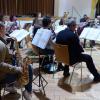 Voller Konzentration, mit einer gehörigen Portion Nervosität sowie großer Freude am gemeinsamen Musizieren spielte die Erwachsenenbläsergruppe ihr erstes Konzert in der Gemeindehalle in Meitingen. 	