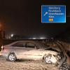 Es geschah kurz vor der Autobahn-Ausfahrt Günzburg: Auf schneebedeckter Piste verlor die 22-jährige Fahrerin dieses Autos die Bodenhaftung und krachte mit ihrem Wagen letztlich in die Leitplanke.  	