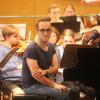 Ganz locker: Der Ausnahmepianist Igor Levit nahm den jungen Musikerinnen und Musikern des vbw-Festivalorchesters viel von ihrer Nervosität. 	 <b>Foto: Maria Schmid</b>
